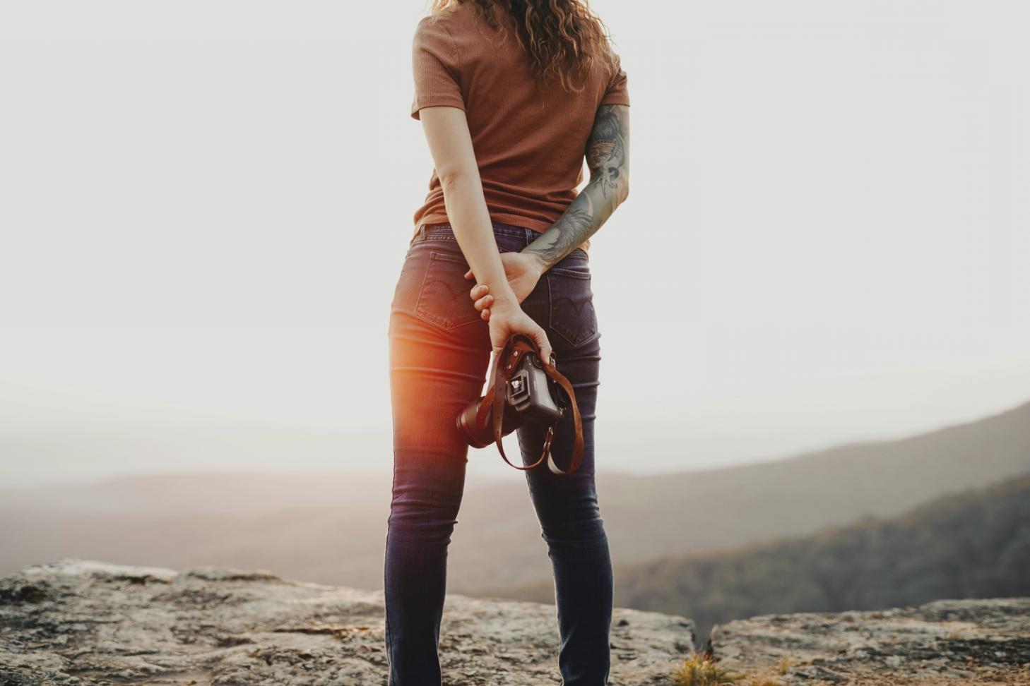 Estudio de fotografía con configuración profesional de iluminación y productos